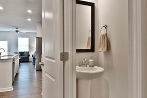 Douche, serviettes fournies, papier toilette