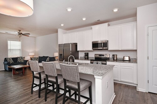 Spacious 3BR Condo Near Downtown Greenville, I-85, Shopping, Dining, and More!