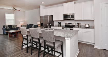 Spacious 3BR Condo Near Downtown Greenville, I-85, Shopping, Dining, and More!