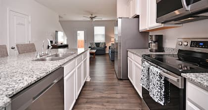 Spacious 3BR Condo Near Downtown Greenville, I-85, Shopping, Dining, and More!
