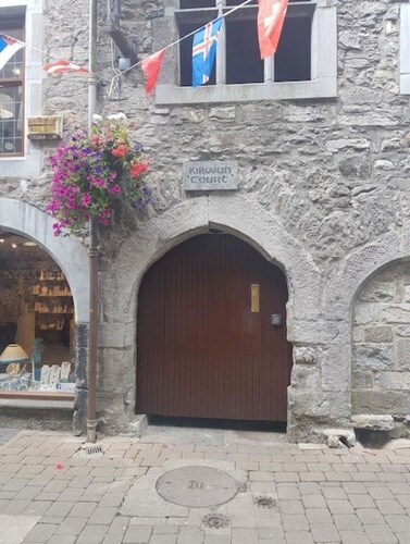 Heart of Latin quarter. A secluded cortuard location, seconds walk from Quay St.