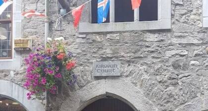 Heart of Latin quarter. A secluded cortuard location, seconds walk from Quay St.