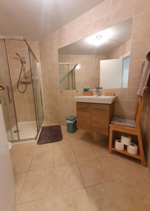 Douche, sèche-cheveux, serviettes fournies, savon