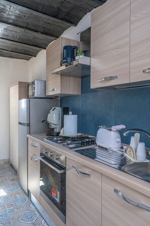 Frigorifero, microonde, forno, piano cottura