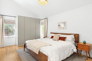 4 bedrooms, desk, iron/ironing board, travel crib