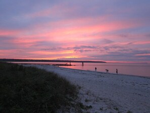 Nära stranden, solstolar och strandhanddukar