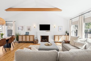 Smart-TV, Kamin, Bücher, Stereoanlage