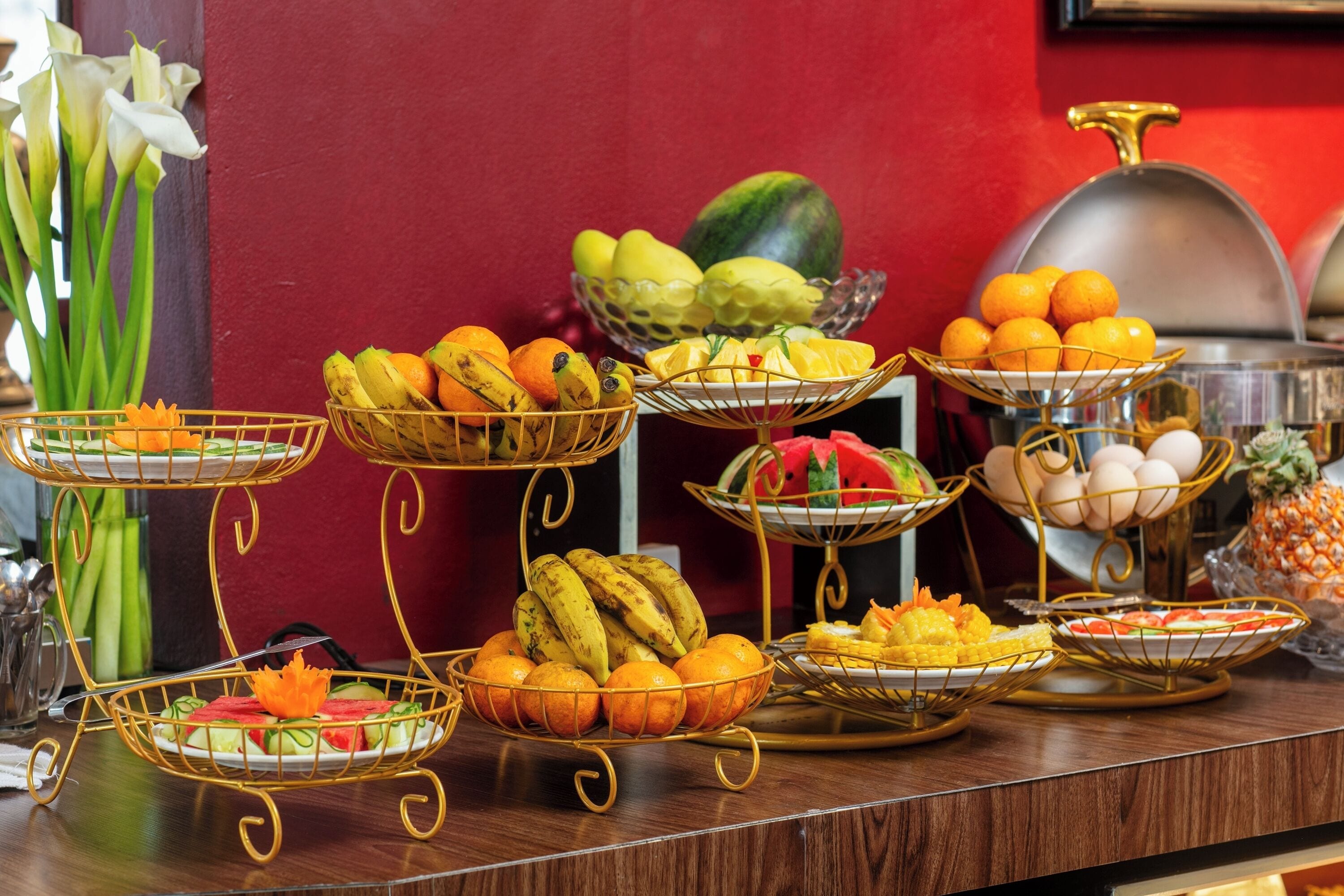 Ein Buffet mit verschiedenen Früchten und Gem üsesorten.