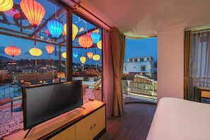 Habitación doble Premier, 1 cama King size, vista al lago | Caja de seguridad en la habitación y escritorio