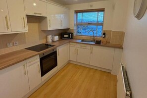 Fridge, microwave, oven, stovetop - 2 Bed-sleeps 3-parking-town Centre (Northallerton)