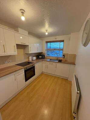 Fridge, microwave, oven, stovetop - 2 Bed-sleeps 3-parking-town Centre (Northallerton)