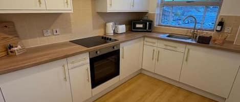 Geladeira, micro-ondas, fogão, cooktop