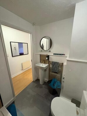 Een bad/douchecombinatie, een diep bad, een haardroger, handdoeken