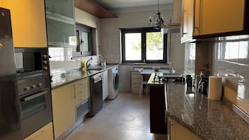 Casa Deluxe, baño privado, vistas a la piscina (Cascais House – Pool) | Cocina privada