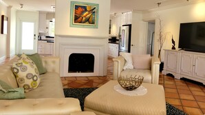 Living area - Charming waterfront house with 3-bedrooms, 3-full bathrooms and pool (Pompano Beach)