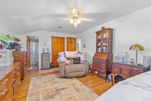 4 bedrooms, iron/ironing board, free WiFi, bed sheets