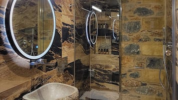 Exclusive Duplex, Sea View | Bathroom | Free toiletries, hair dryer, slippers, towels