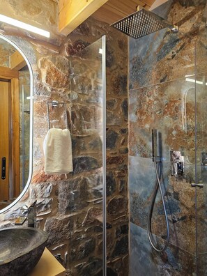 Exclusive Duplex, Sea View | Bathroom | Free toiletries, hair dryer, slippers, towels