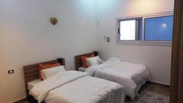 2 chambres, coffre-fort, fer et planche à repasser