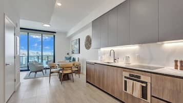 Apartemen Khas | Dapur pribadi | Lemari es, microwave, oven, dan kompor