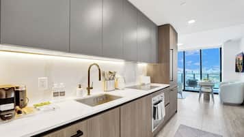 Luxury 2 Bedroom with Balcony, Partial Ocean views | Private kitchen | Fridge, microwave, oven, stovetop