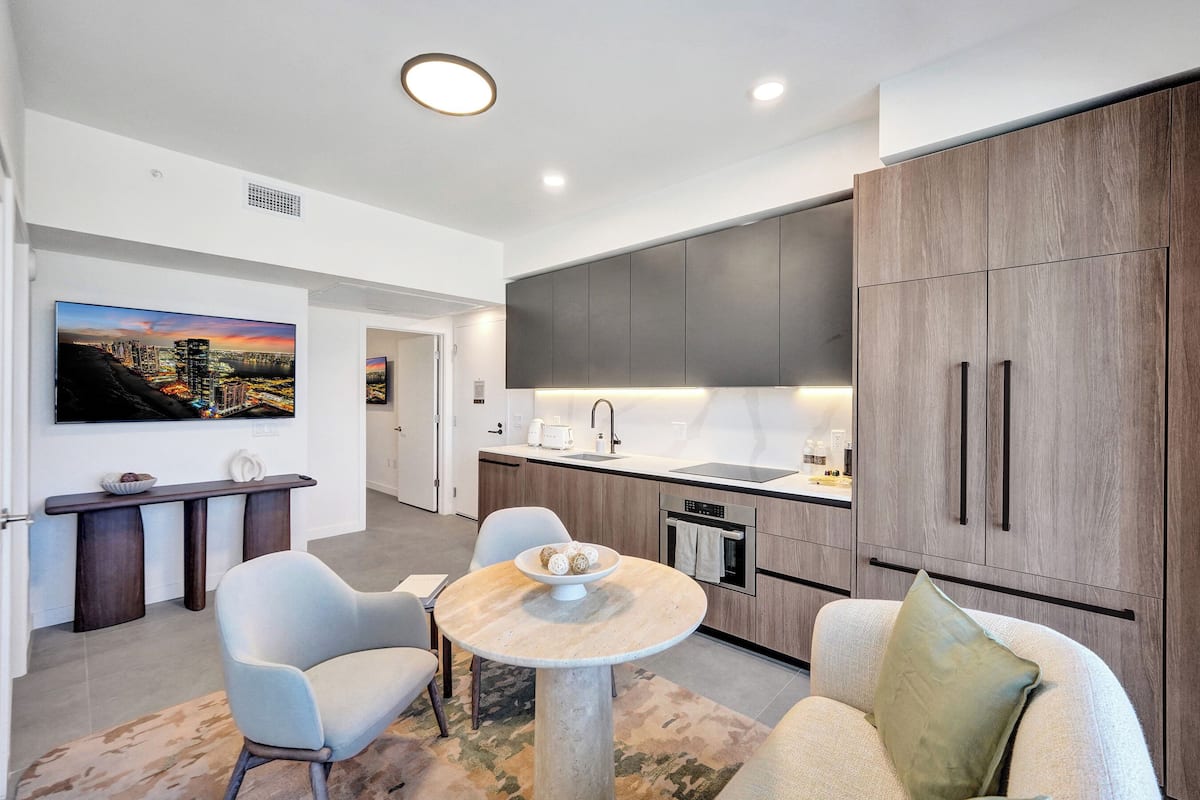 Condo tradicional | Área de sala de estar | Smart TV de 50 pulgadas con canales digitales