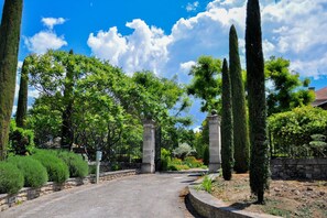 Property grounds - Mas Des Cerises - Eight Bedroom Villa, Sleeps 15 (Lacoste)