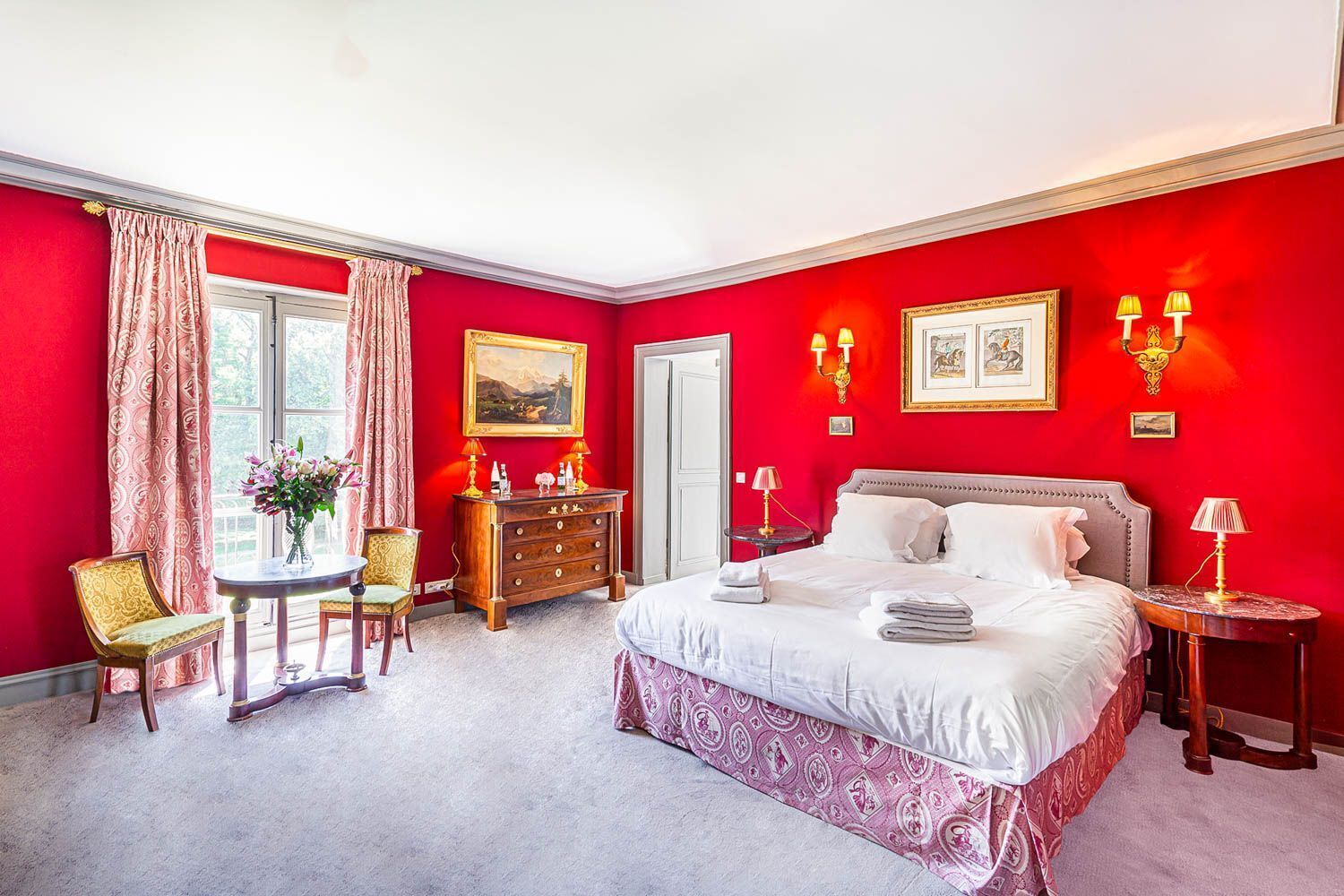 8 bedrooms, iron/ironing board, internet, bed sheets