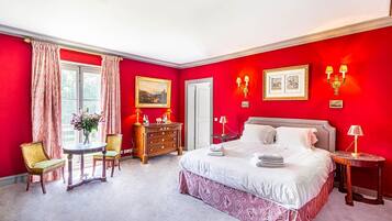 8 bedrooms, iron/ironing board, internet, bed sheets