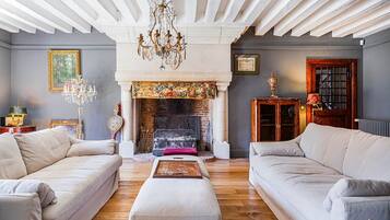 Smart TV, fireplace, table tennis