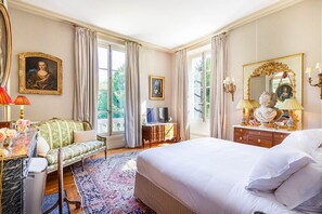 8 bedrooms, iron/ironing board, Internet, bed sheets