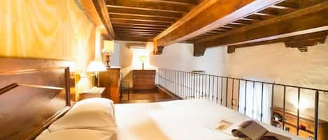2 bedrooms, iron/ironing board, Internet, bed sheets