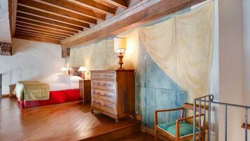 2 bedrooms, iron/ironing board, internet, bed sheets