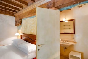 2 bedrooms, iron/ironing board, Internet, bed sheets