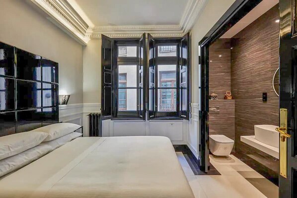 5 bedrooms, iron/ironing board, internet, bed sheets