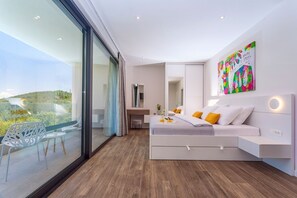 4 bedrooms, iron/ironing board, Internet, bed sheets