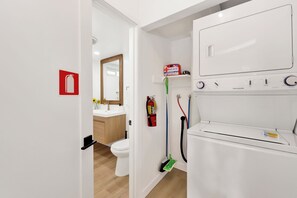 Cabin, nhiều giường, sân hiên, quang cảnh núi (2517) | Phòng tắm | Đồ dùng nhà tắm được thiết kế riêng, khăn tắm 