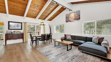 Huisje, meerdere bedden, patio, uitzicht op bergen (2517) | Woonruimte | Een open haard