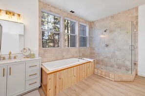 Ferienhütte, Mehrere Betten, Whirlpool, Bergblick (2524) | Badezimmer | Designer-Toilettenartikel, Handtücher