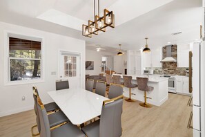 キャビン ベッド (複数台) スパ浴槽 マウンテンビュー (2524) | 6 室のベッドルーム、客室ごとに異なる装飾、客室ごとに異なるインテリア、ベッドシーツ