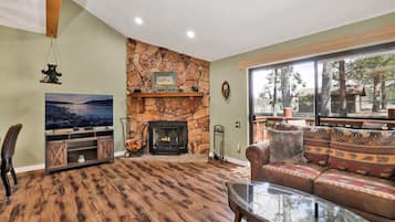 Apartment, Multiple Beds, Patio, Mountain View (2548) | Living area
