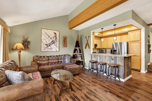 Departamento, varias camas, patio, vista a la montaña (2548) | Área de sala de estar | Chimenea