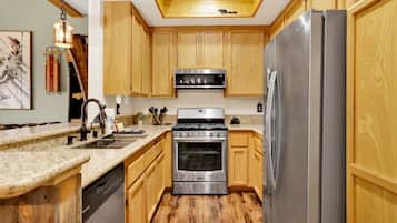 Departamento, varias camas, patio, vista a la montaña (2548) | Cocina privada | Cafetera y tetera