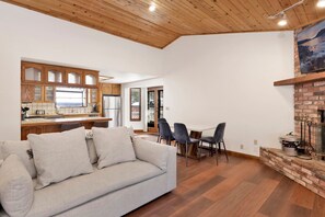 Cabane, plusieurs lits, patio, vue montagne (2486) | Coin séjour