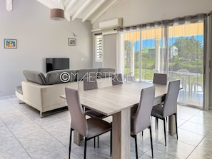 Familienvilla, Balkon, Gartenblick | Wohnbereich | 60-Zoll-LED-Fernseher mit Kabelempfang, Netflix, Streaming-Dienste