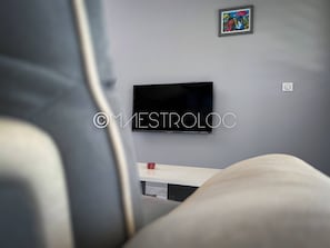 Familienvilla, Balkon, Gartenblick | Wohnbereich | 60-Zoll-LED-Fernseher mit Kabelempfang, Netflix, Streaming-Dienste