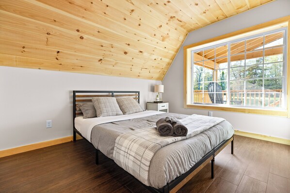 3 habitaciones, tabla de planchar con plancha y cuna de viaje 