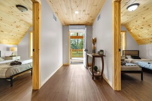 3 bedrooms, iron/ironing board, travel cot, free WiFi - NEW creekside Home w Firepit BBQ Kayak Pets (Cold Brook)