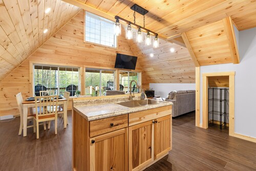 NEW creekside Home w Firepit BBQ Kayak Pets