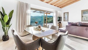 Un espace repas moderne avec un plafond en bois, une grande table et des chaises.